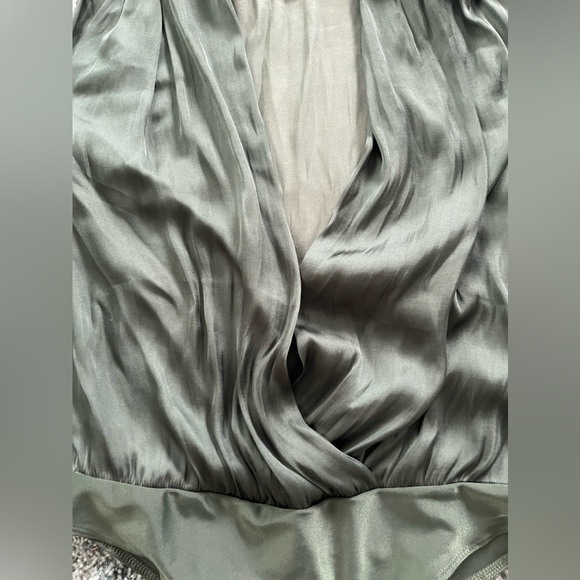 Women’s S Fashion V Cut Bodysuit - Picture 6 of 6